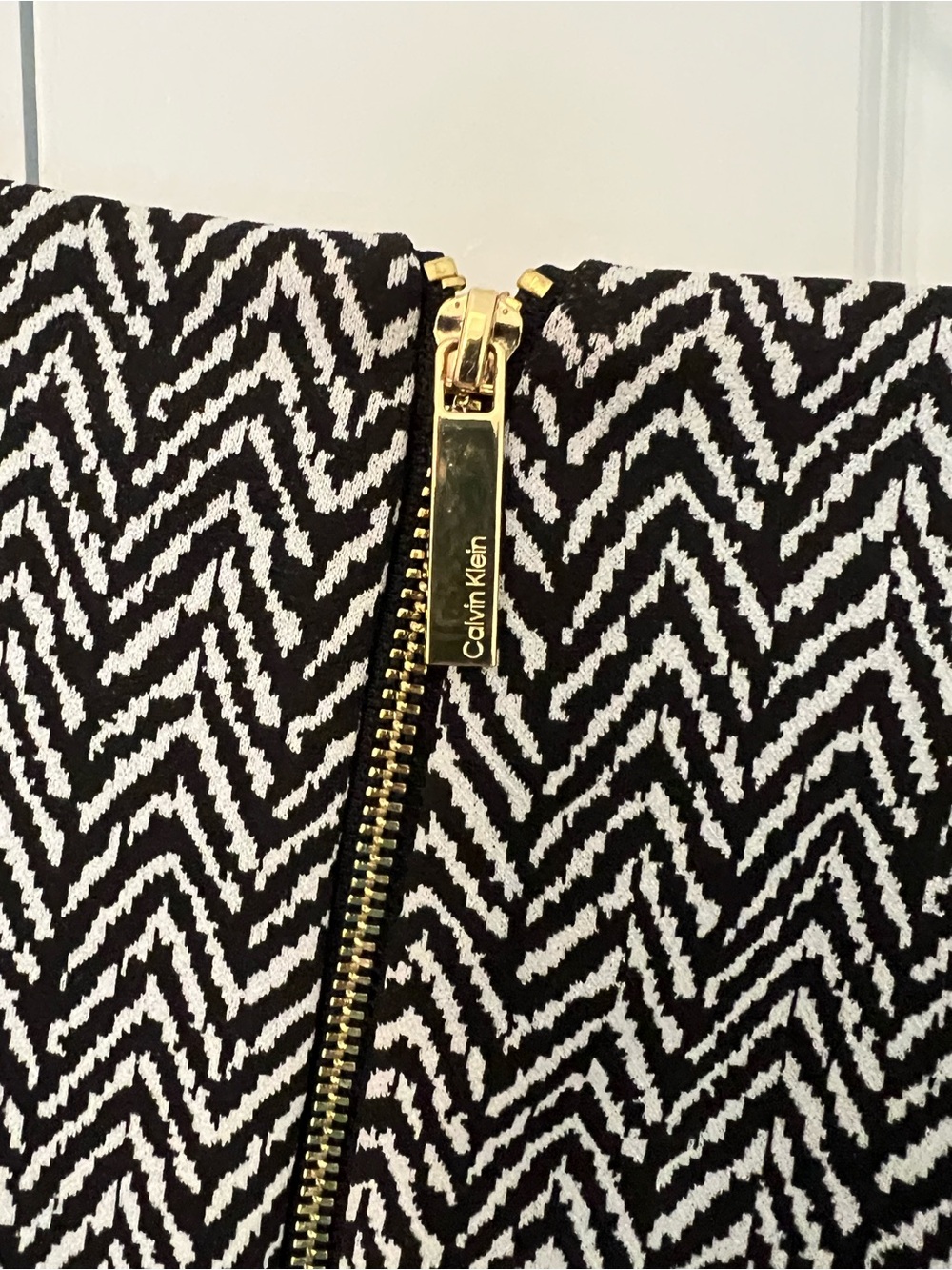 Calvin Klein Black and White Belted Chevron Belted Midi Dress (Sz 16) - Picture 6 of 7